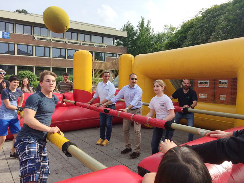 „HvK-Menschen-Kicker“ auf dem Rathausplatz