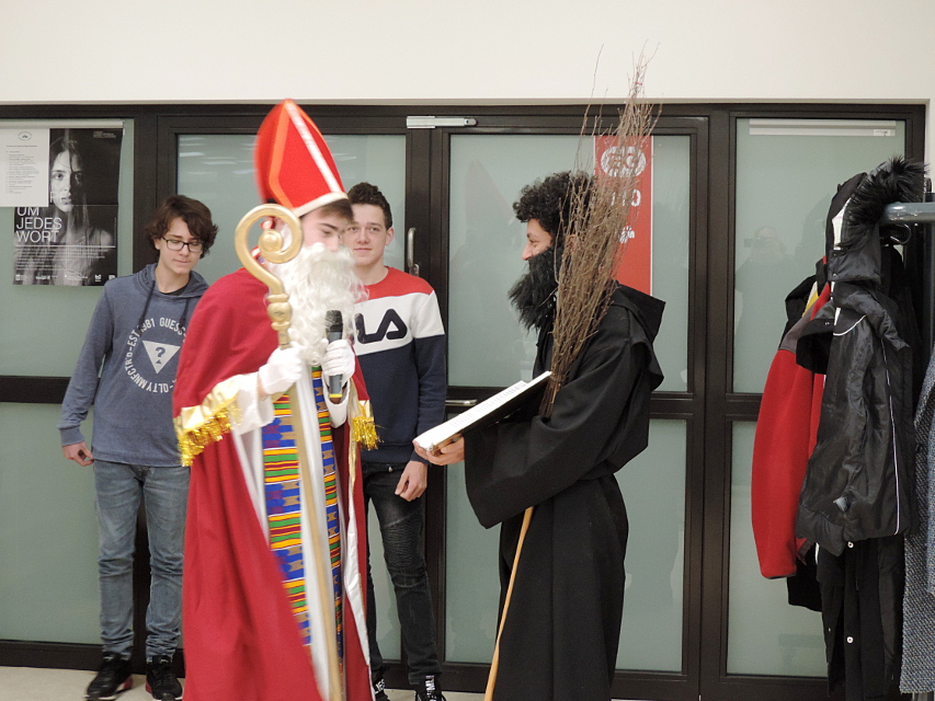 Der Nikolaus besucht die HvK