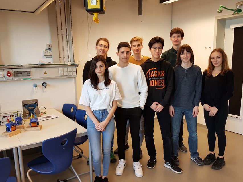 Schüler des OK Physik beim Labortag Elektromobilität an der Universität Frankfurt