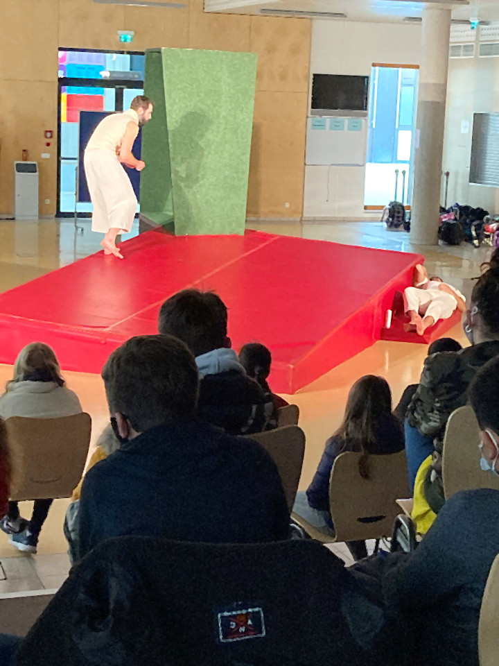 Rebeccas und Zoras Theaterrezension zu „Robinson und Crusoe“